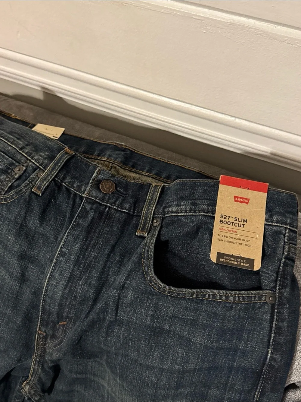 Levis pet free